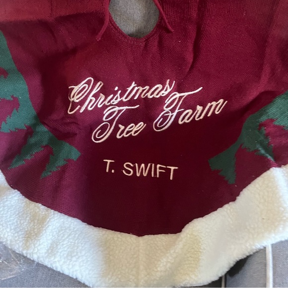 Taylor Swift Christmas Tree Farm Tree Skirt Holiday Decor RARE CTF Authenic - Picture 4 of 6